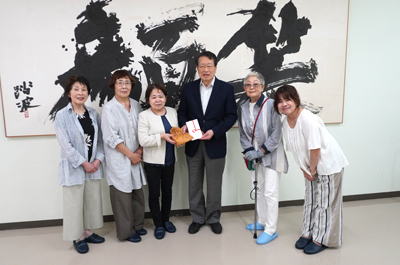 エールの会様最後の募金の贈呈式